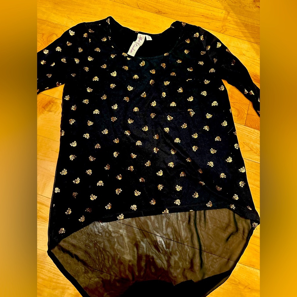 3/4 sleeve skull shirt shear in the back